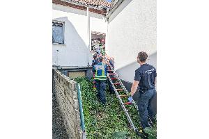 Person aus Wohngebäude gerettet