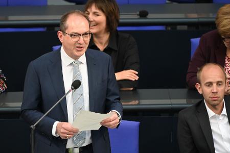 Bundesinnenminister Alexander Dobrindt (CSU) hat die verschärften Grenzkontrollen verteidigt. Bundesinnenminister Alexander Dobrindt (CSU) hat die verschärften Grenzkontrollen verteidigt.