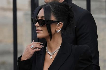 Die Staatsanwaltschaft hat für die Angeklagten im Prozess um den Raubüberfall auf Kim Kardashian zumeist hohe Haftstrafen verlangt. (Archivbild) Die Staatsanwaltschaft hat für die Angeklagten im Prozess um den Raubüberfall auf Kim Kardashian zumeist hohe Haftstrafen verlangt. (Archivbild)