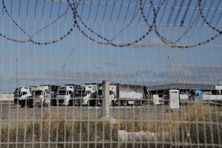 Am Montag war erstmals seit fast drei Monaten wieder humanitäre Hilfe in das umkämpfte Gebiet gekommen – israelischen Angaben zufolge waren es aber zunächst nur fünf Lastwagen. 