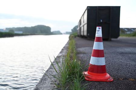 Ein Wasserfleck auf dem Pier markiert den Ort, an dem das Auto nach der Bergung aus dem Kanal abgestellt wurde. Ein Wasserfleck auf dem Pier markiert den Ort, an dem das Auto nach der Bergung aus dem Kanal abgestellt wurde.