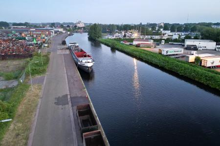 Das Auto wurde im Kanal von Winschoten nahe der deutschen Grenze entdeckt.