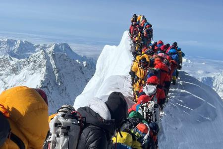 Bergsteiger und Bergführer stehen zwischen dem Südgipfel und der Hillary-Stufe des Mount Everest. (Foto Archiv) Bergsteiger und Bergführer stehen zwischen dem Südgipfel und der Hillary-Stufe des Mount Everest. (Foto Archiv)