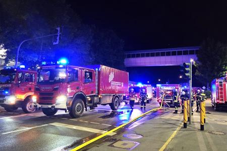 Chemieunfall in einer Produktion für Hygienepapier - Nächtlicher Großeinsatz der Feuerwehr Arnsberg Chemieunfall in einer Produktion für Hygienepapier - Nächtlicher Großeinsatz der Feuerwehr Arnsberg