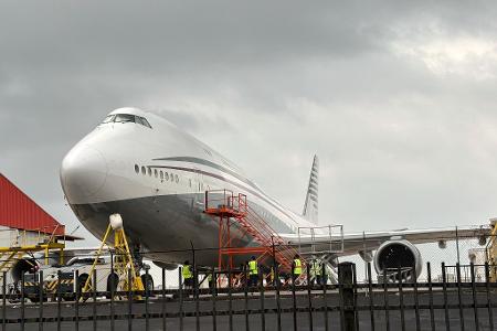 USA nehmen geschenkten Jumbojet von Katar offiziell an