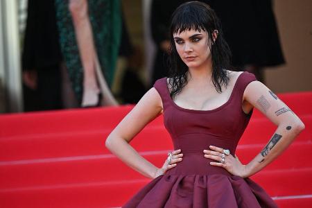 Cannes: Cara Delevingne präsentiert sich in neuem, düsteren Look