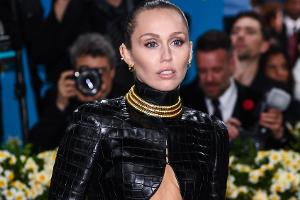 Eierstockzyste: Miley Cyrus über "traumatischen" medizinischen Notfall