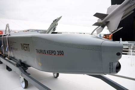 Taurus-Marschflugkörper gehören zum Angebot der Luft- und Raumfahrtindustrie. Taurus-Marschflugkörper gehören zum Angebot der Luft- und Raumfahrtindustrie.