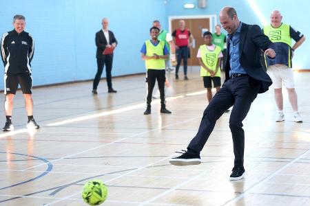 Royaler Kick: Prinz William zeigt Fußballkünste im Anzug Royaler Kick: Prinz William zeigt Fußballkünste im Anzug