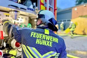 Heuballen brennen in Scheune, Anwohner reagieren umsichtig