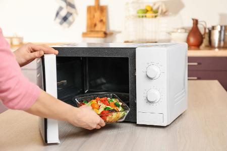 Ist das Kochen mit der Mikrowelle gefährlich? Ist das Kochen mit der Mikrowelle gefährlich?