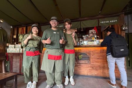Duc Anh Lee (Mitte) und seine Mitarbeiter sind stolz, im Cong Caphe zu arbeiten. Duc Anh Lee (Mitte) und seine Mitarbeiter sind stolz, im Cong Caphe zu arbeiten.