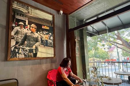 Die Vietnamesen lieben ihr Cong Caphe - aber auch viele Touristen kommen.