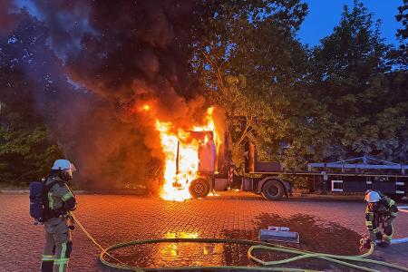 Bild PKW Brand Bismarckstrasse Bild PKW Brand Bismarckstrasse