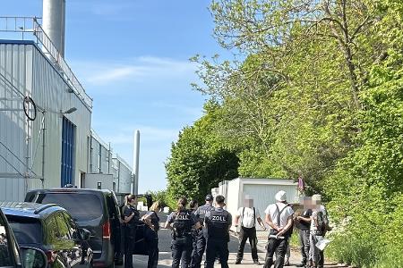 Zoll-Ermittler befragen Bauarbeiter Zoll-Ermittler befragen Bauarbeiter