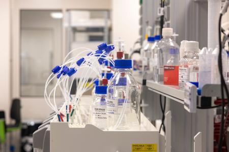 Tüffteln im Labor: Die Chemie- und Pharmaindustrie gibt so viel für Forschung aus wie nie zuvor (Archivbild) Tüffteln im Labor: Die Chemie- und Pharmaindustrie gibt so viel für Forschung aus wie nie zuvor (Archivbild)