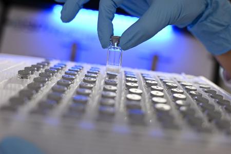 Die Chemie- und Pharmabranche gibt im Industrievergleich besonders viel für Forschung aus (Archivbild)