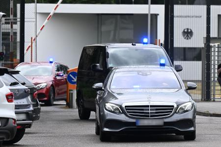 Die Bundesanwaltschaft ließ die Jugendlichen festnehmen und nach Karlsruhe bringen. Die Bundesanwaltschaft ließ die Jugendlichen festnehmen und nach Karlsruhe bringen.