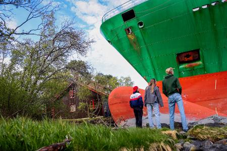 Das war knapp: Ein Containerschiff ist in einem norwegischen Fjord kurz vor einem Haus am Wasser zum Stehen gekommen. Das war knapp: Ein Containerschiff ist in einem norwegischen Fjord kurz vor einem Haus am Wasser zum Stehen gekommen.