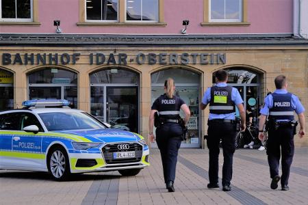 Symbolbild. Polizei am Bahnhof von Idar-Oberstein.