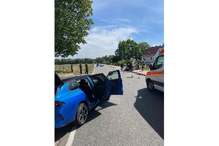 Ein PKW wurde durch den Unfall auf den Gehweg geschleudert. Ein PKW wurde durch den Unfall auf den Gehweg geschleudert.
