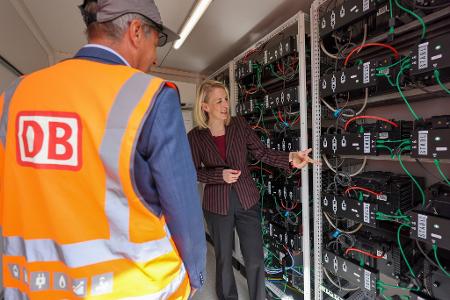 Laut Katrin Habenschaden, Nachhaltigkeitschefin der Deutschen Bahn, kann mit Solaranlagen und Batteriespeichern rund ein Viertel des Strombedarfs im Leipziger Werk gedeckt werden. Laut Katrin Habenschaden, Nachhaltigkeitschefin der Deutschen Bahn, kann mit Solaranlagen und Batteriespeichern rund ein Viertel des Strombedarfs im Leipziger Werk gedeckt werden.