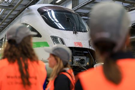 Im ICE-Werk Leipzig werde Züge gewartet. 