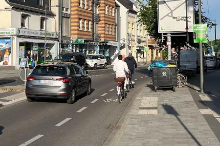 Die Polizei kontrollierte an der Solinger Straße in Langenfeld den Seitenabstand beim Überholen von Radfahrenden. Die Polizei kontrollierte an der Solinger Straße in Langenfeld den Seitenabstand beim Überholen von Radfahrenden.