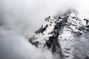 Schweizer Bergsturz bringt einen Gletscher stark unter Druck