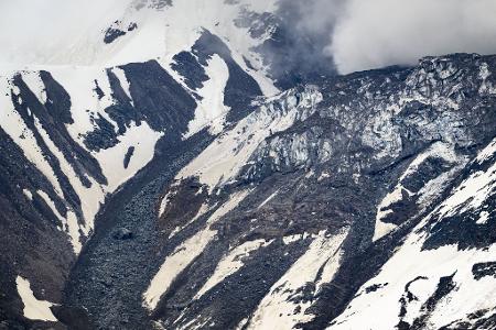 Riesige Schuttmassen drücken den Gletscher Richtung Tal.