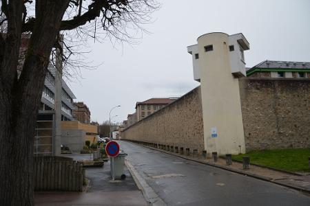 Immer wieder ist davon die Rede, dass Kriminelle in französischen Gefängnissen verbotenerweise über Mobiltelefone verfügen, mit denen sie weiter ihre Machenschaften abwickeln (Archivbild). Immer wieder ist davon die Rede, dass Kriminelle in französischen Gefängnissen verbotenerweise über Mobiltelefone verfügen, mit denen sie weiter ihre Machenschaften abwickeln (Archivbild).