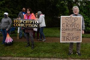 Krypto-Dinner mit Trump begleitet von Protesten