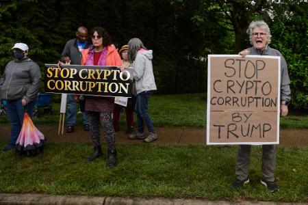 Bereits vor der Ankunft von US-Präsident Trump gibt es Protest in der Nähe seines Golfclubs. Bereits vor der Ankunft von US-Präsident Trump gibt es Protest in der Nähe seines Golfclubs.