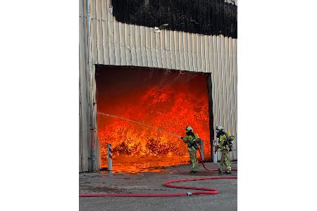 Feuerwehr Dresden: Die Halle steht im Vollbrand. Feuerwehr Dresden: Die Halle steht im Vollbrand.