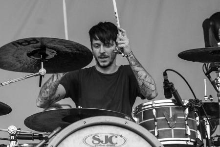 Ex-Schlagzeuger von The Devil Wears Prada stirbt bei Flugzeugabsturz Ex-Schlagzeuger von The Devil Wears Prada stirbt bei Flugzeugabsturz