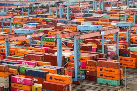 Container vor der Verladung im Hamburger Hafen. Die deutsche Industrie hofft auf Entspannung im Zollkonflikt mit den USA. (Archivbild) Container vor der Verladung im Hamburger Hafen. Die deutsche Industrie hofft auf Entspannung im Zollkonflikt mit den USA. (Archivbild)