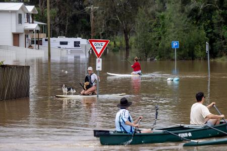 Viele Menschen konnten sich nur noch mit Booten und Paddleboards fortbewegen. Viele Menschen konnten sich nur noch mit Booten und Paddleboards fortbewegen.