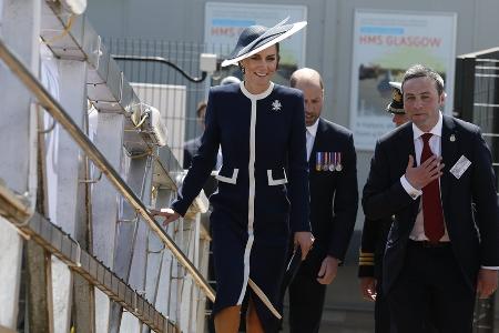 Auftritt bei Schiffstaufe: Prinzessin Kate setzt auf Marineblau Auftritt bei Schiffstaufe: Prinzessin Kate setzt auf Marineblau