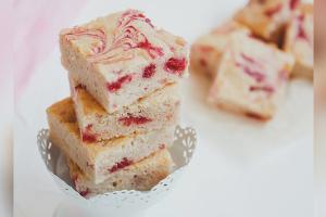 Fruchtig und süß: Himbeer-Blondies mit weißer Schokolade