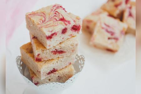Fruchtig und süß: Himbeer-Blondies mit weißer Schokolade