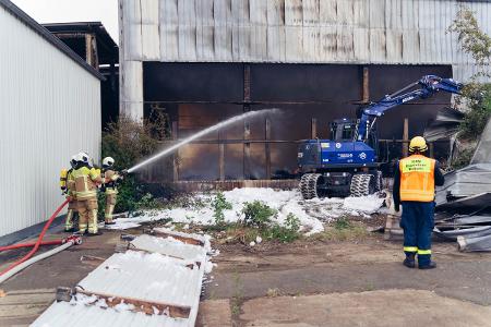 © Feuerwehr Dresden
Mit Greifbaggern wird die Fassade entfernt. © Feuerwehr Dresden
Mit Greifbaggern wird die Fassade entfernt.