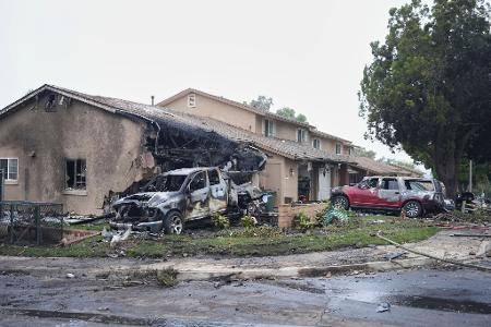 Häuser wurden bei dem Absturz in Brand gesetzt. 