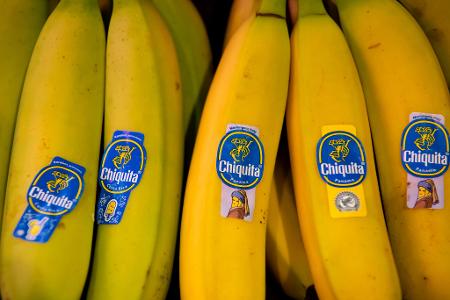 Bananen von Chiquita liegen in einem Supermarktregal in Bayern. (Archivbild) Bananen von Chiquita liegen in einem Supermarktregal in Bayern. (Archivbild)