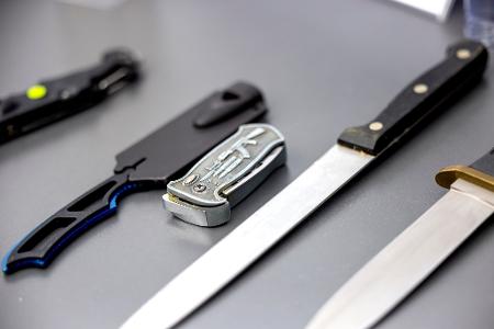 In Berlin soll ein 13-jähriger Schüler einen anderen Jungen mit einem Messer lebensgefährlich verletzt haben. 