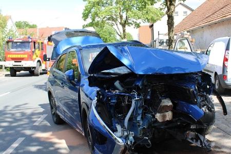 Stark beschädigte Front eines Fahrzeuges, das gegen eine Mauer gefahren ist.
Foto: Polizei Minden-Lübbecke Stark beschädigte Front eines Fahrzeuges, das gegen eine Mauer gefahren ist.
Foto: Polizei Minden-Lübbecke