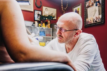 Mit Brustwarzen-Tattoos gegen die Spuren von Krebs
