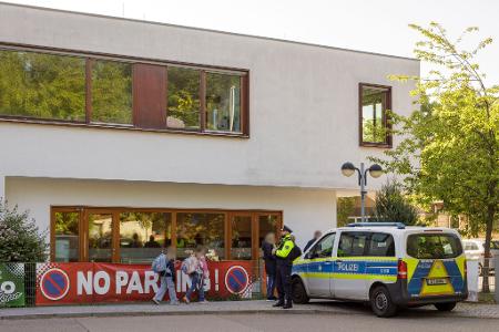 Die Polizei steht vor einer Grundschule im Berliner Bezirk Spandau, während Schüler am Morgen zur Schule kommen. Die Polizei steht vor einer Grundschule im Berliner Bezirk Spandau, während Schüler am Morgen zur Schule kommen.