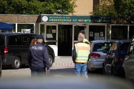 Polizisten stehen vor einer Schule in Spandau, an der es am Donnerstag einen Messerangriff auf einen Schüler gab. 