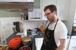 Beim Hamburger "Dinner" gibt's Kölsch - die Gäste sind verwirrt: "Gehört sonst nicht zu meiner Trinkkultur"