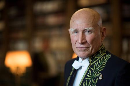 Salgado erhielt zahlreiche Auszeichnungen und war Mitglied der französischen Akademie der Schönen Künste.